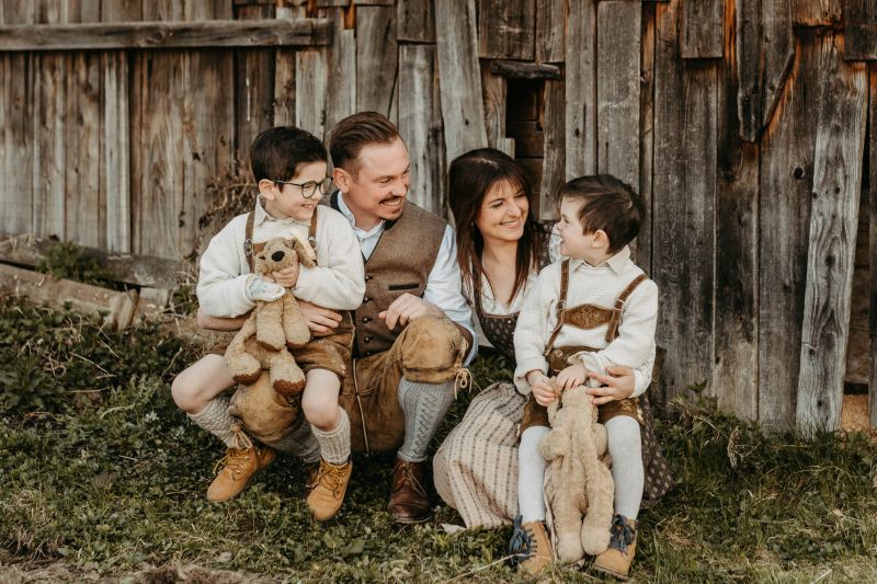 Familienfoto vor einer Hütte