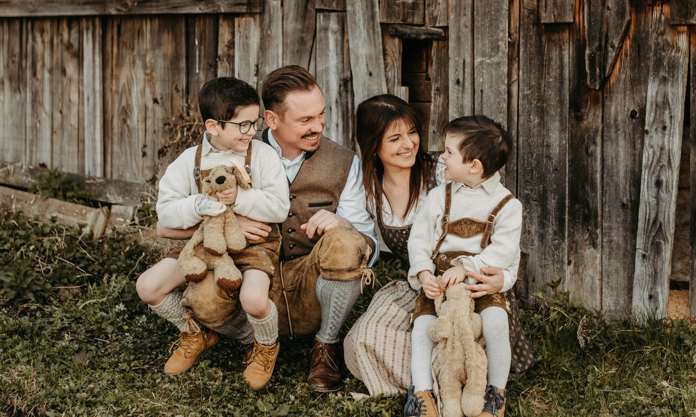 Familienfoto vor einer Hütte