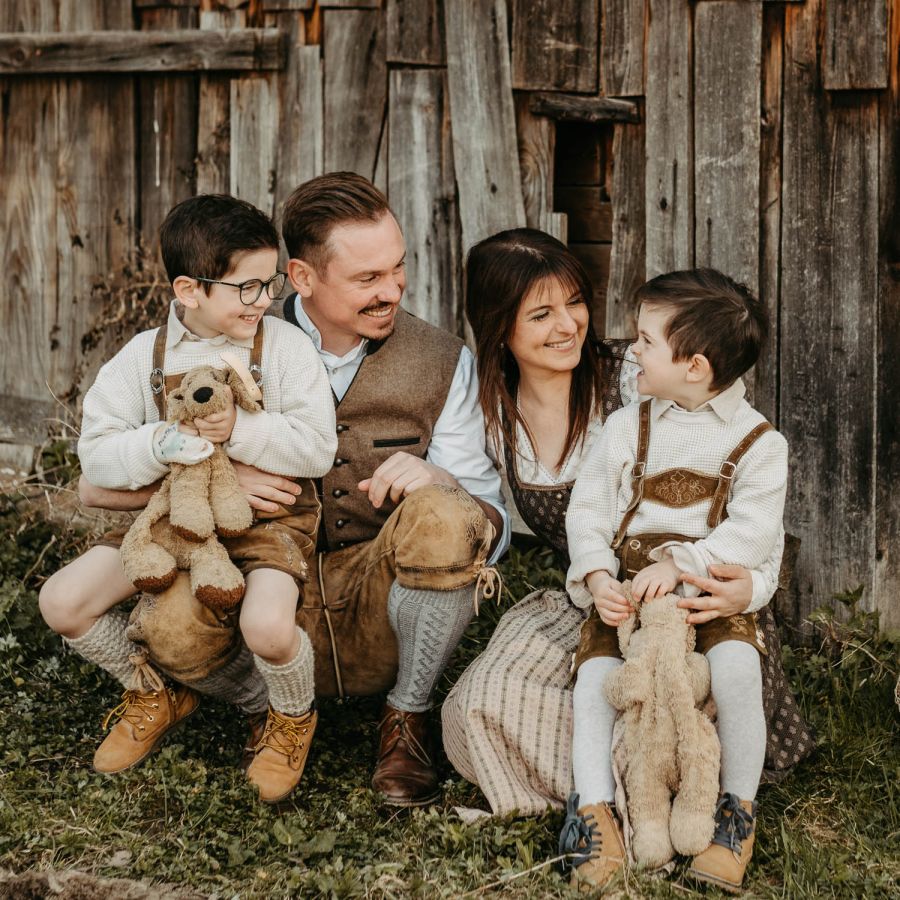 Familienfoto vor einer Hütte