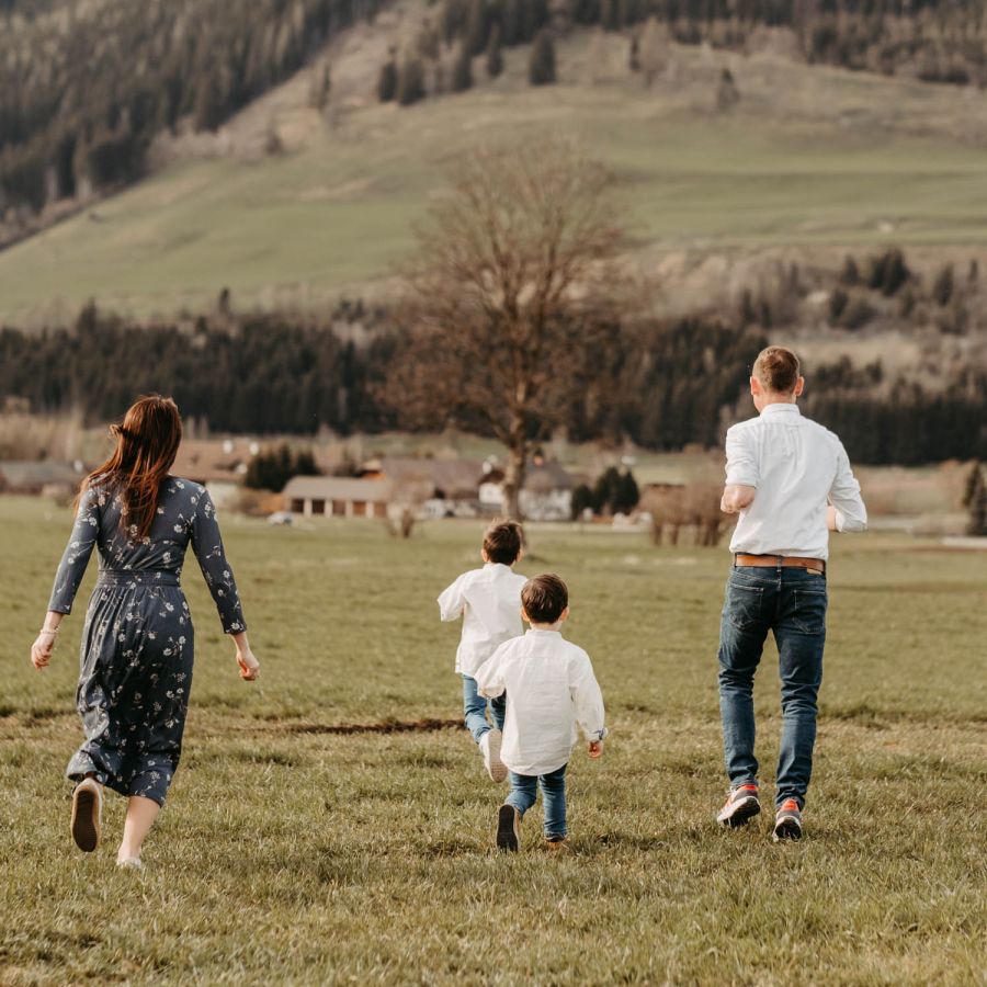 Familienfoto in der Natur